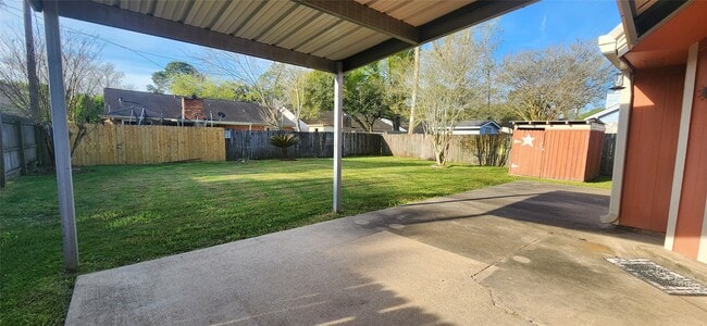 Building Photo - 704 Manor Dr
