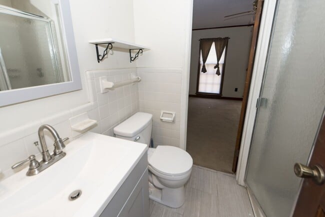 Building Photo - 5 Bedroom 3 Bath Home in Parkshore - Charl...