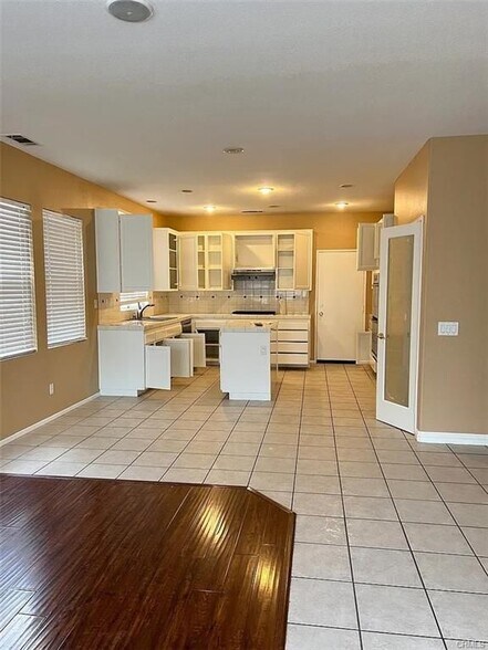 Building Photo - 28379 Hillsdale Ave