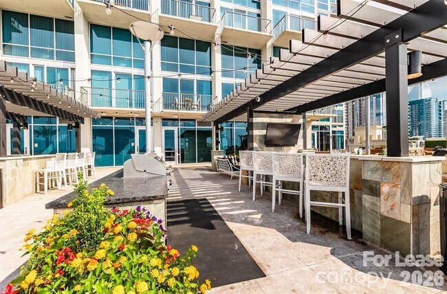 Building Photo - 215 N Pine St