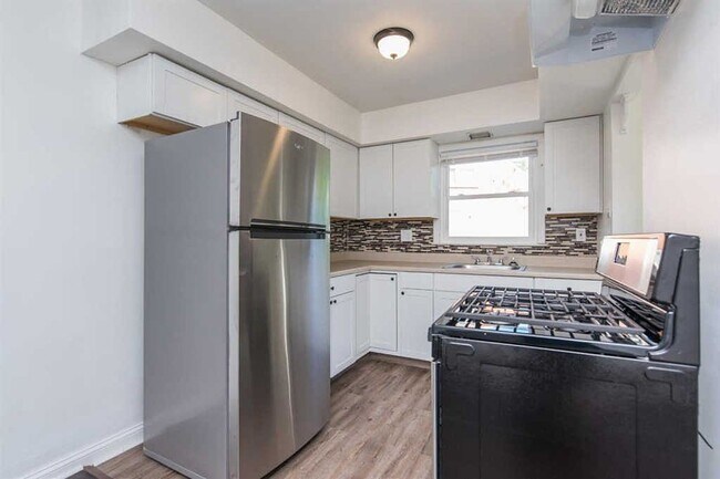 Building Photo - Spacious 4-Bed, 2-Bath Home for Comfortabl...