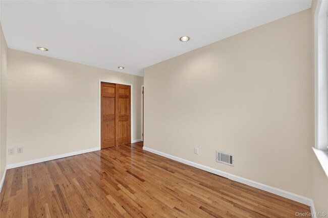 Building Photo - 62-47 Douglaston Pkwy