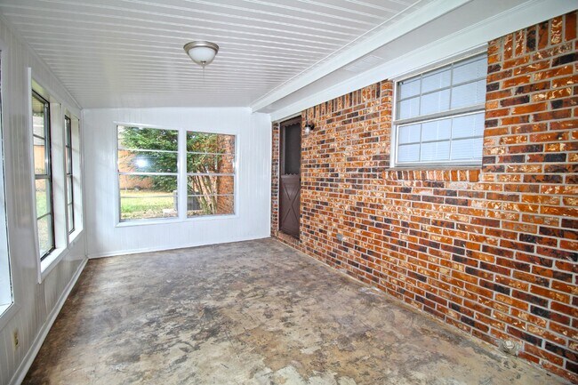 Building Photo - 3 bed 2 bath home with 2 car garage and Fl...
