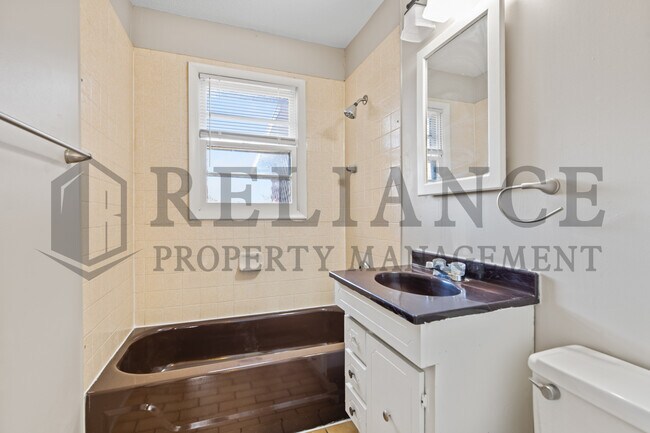 Building Photo - 220 E 44th St S