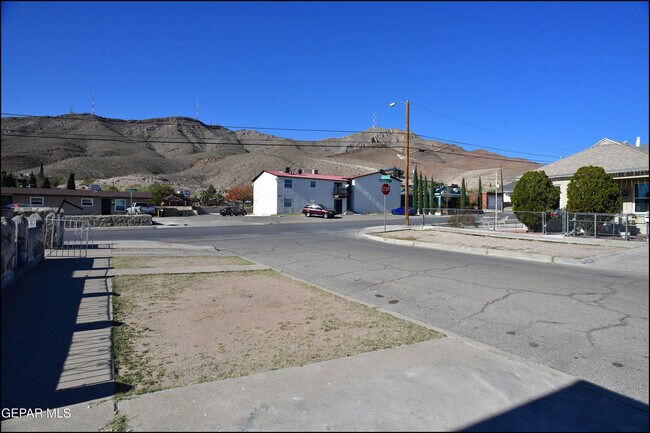 Building Photo - 2606 Aurora Ave