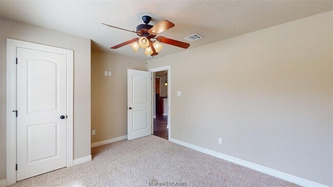 Building Photo - 3925 Devrne Dr