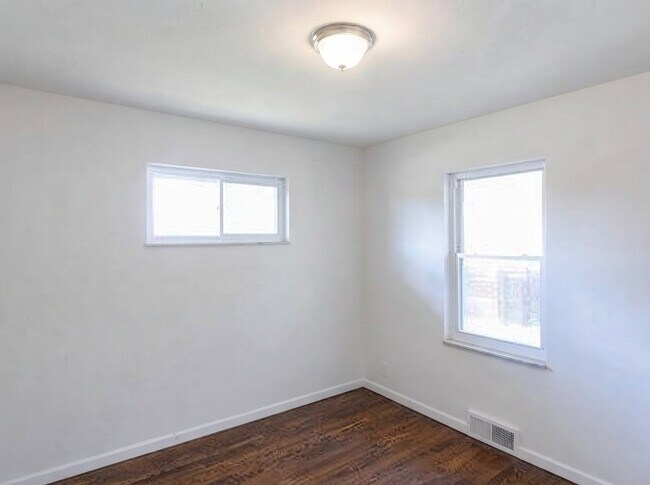 Building Photo - 8483 Hampstead Dr