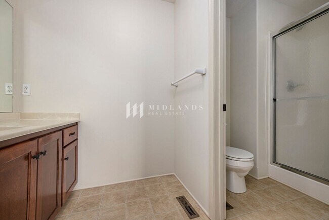 Building Photo - Beautiful Townhome in Shadow View