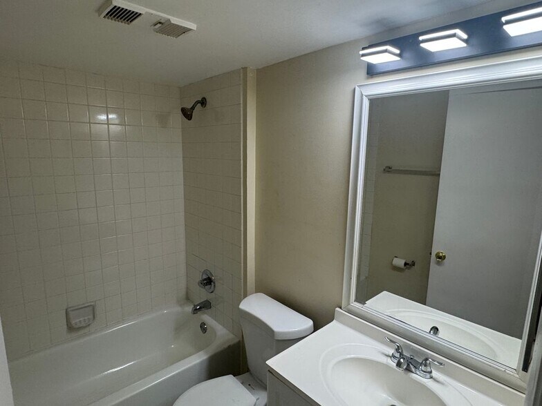 Building Photo - 5661 Riverside Dr