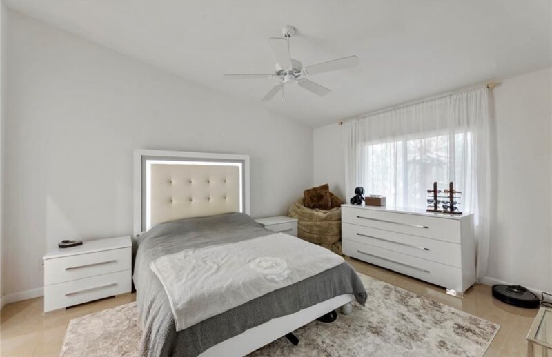 Building Photo - 2325 Hidden Lake Dr