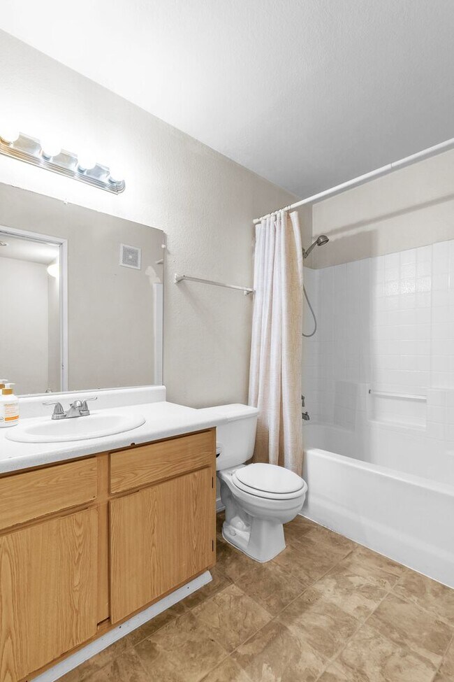 Building Photo - 2 Bedroom/2 Bathroom Condo in Quiet Gated Community- Centrally Located!!