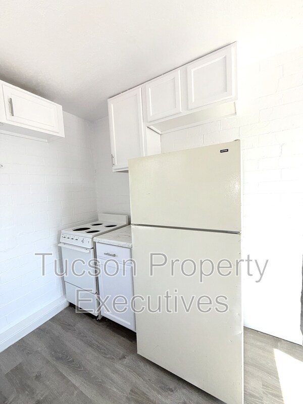 Building Photo - 130 E Delano St