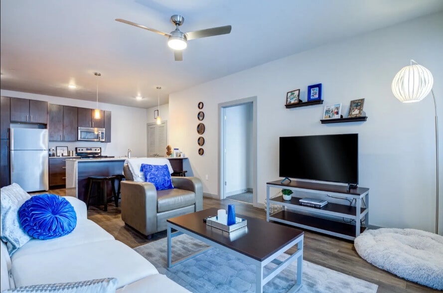 Building Photo - Atmosphere