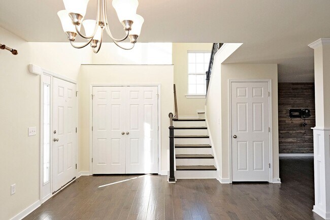 Building Photo - Pet-Friendly Home with Fenced Yard in Reedy Creek