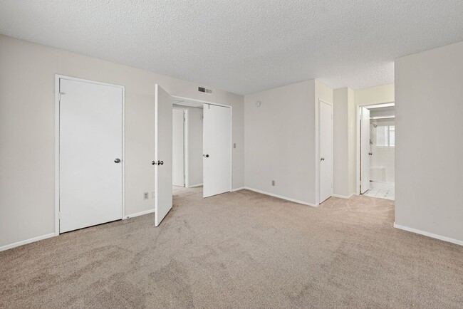 Building Photo - ADORABLE 3+2 CORNER UNIT & 2-CAR GARAGE!