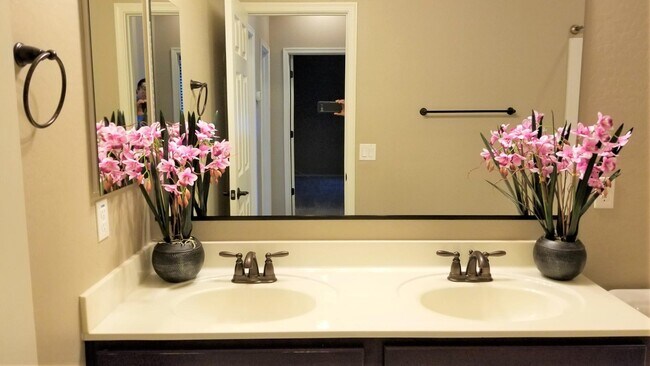 Building Photo - 2248 E Ottawa Ln