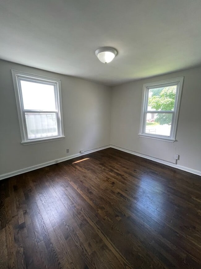 Building Photo - Bright & Inviting 2-Bedroom Home with Larg...