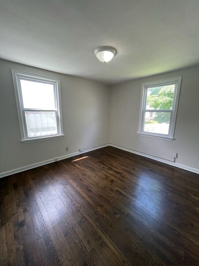 Building Photo - Bright & Inviting 2-Bedroom Home with Large Backyard - $1295.00