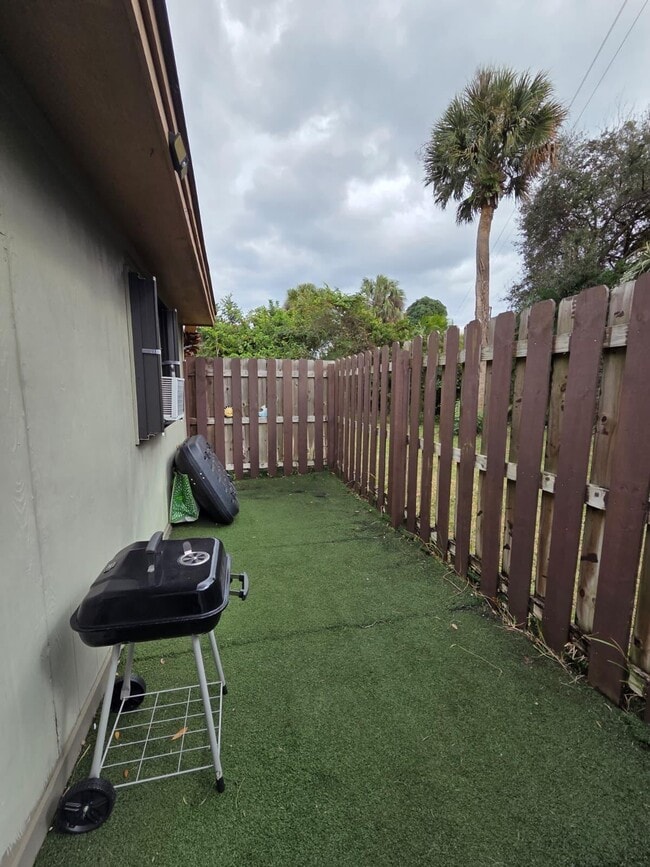 Building Photo - 810 Sandtree Dr