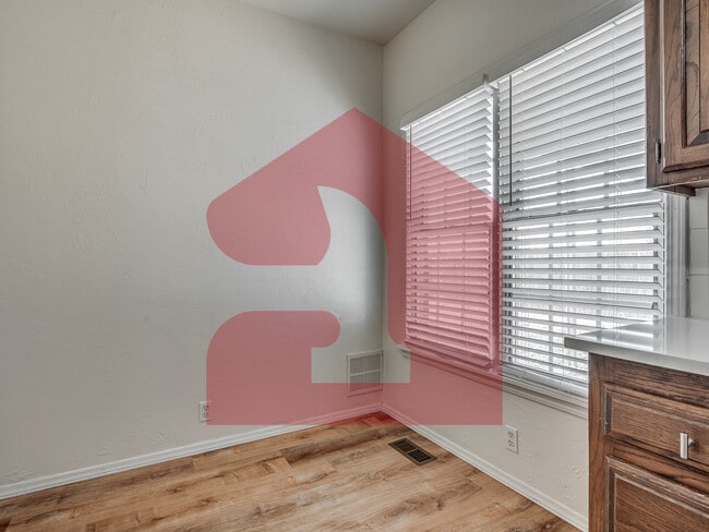 Building Photo - 2708 Silvertree Dr