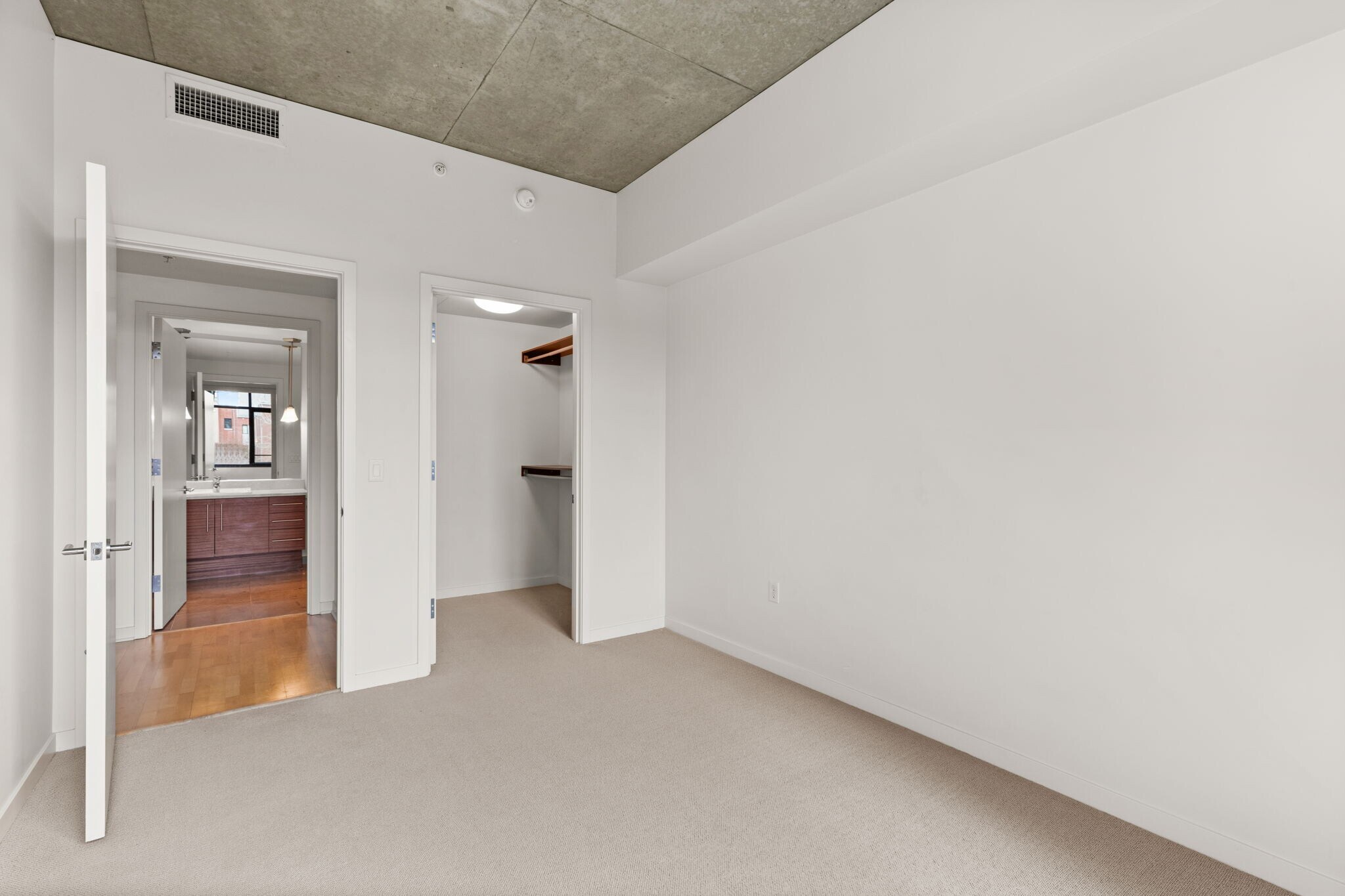 Building Photo - 1830 NW Riverscape St
