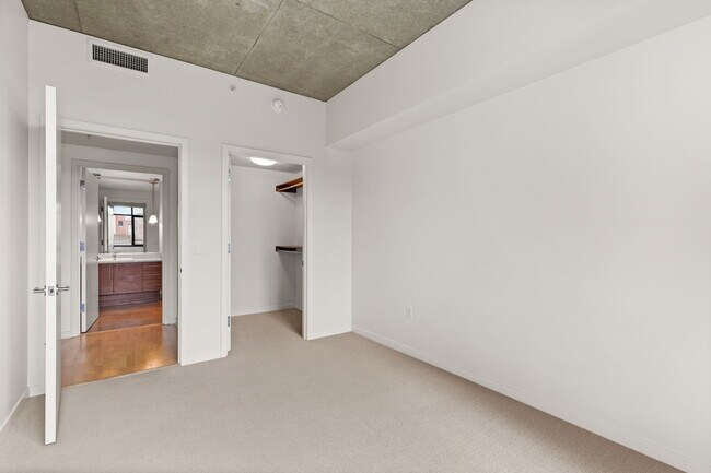 Building Photo - 1830 NW Riverscape St