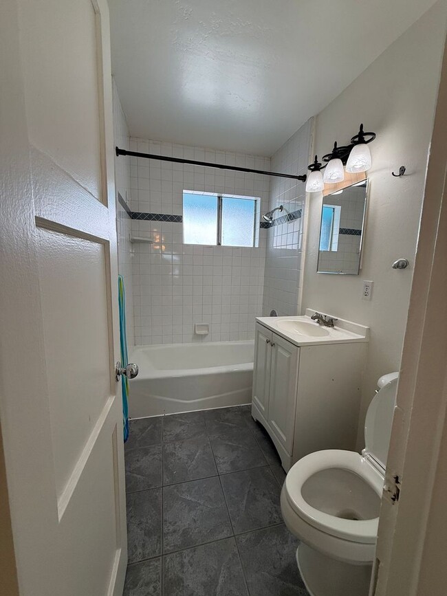 Building Photo - Mission Beach 1 Bedroom