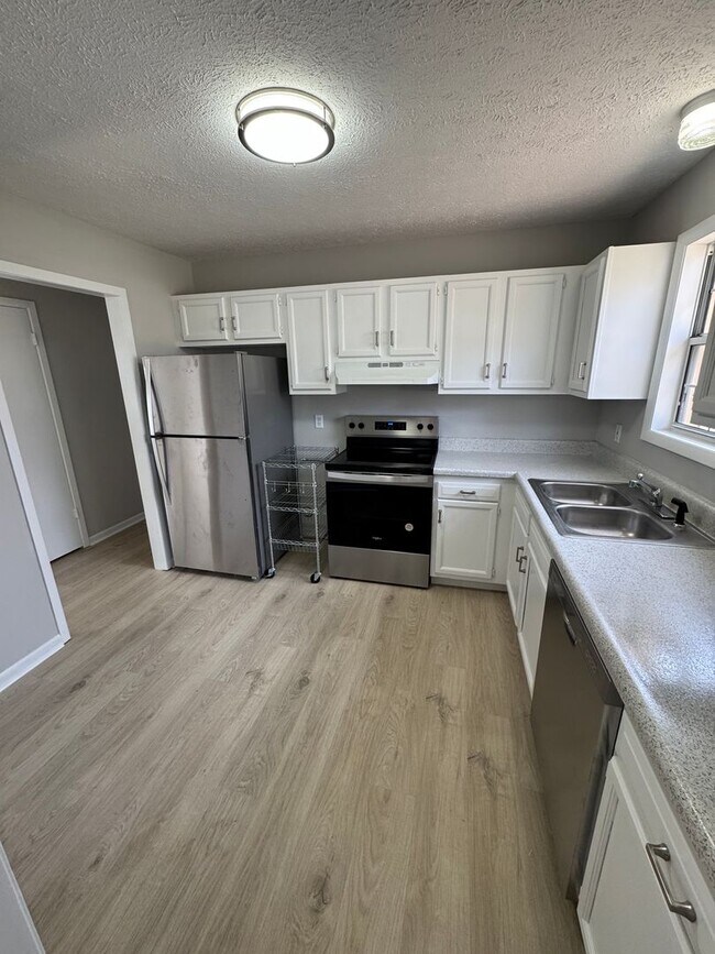 Building Photo - 3 bed, 1.5 bath, 1 car garage split foyer ...