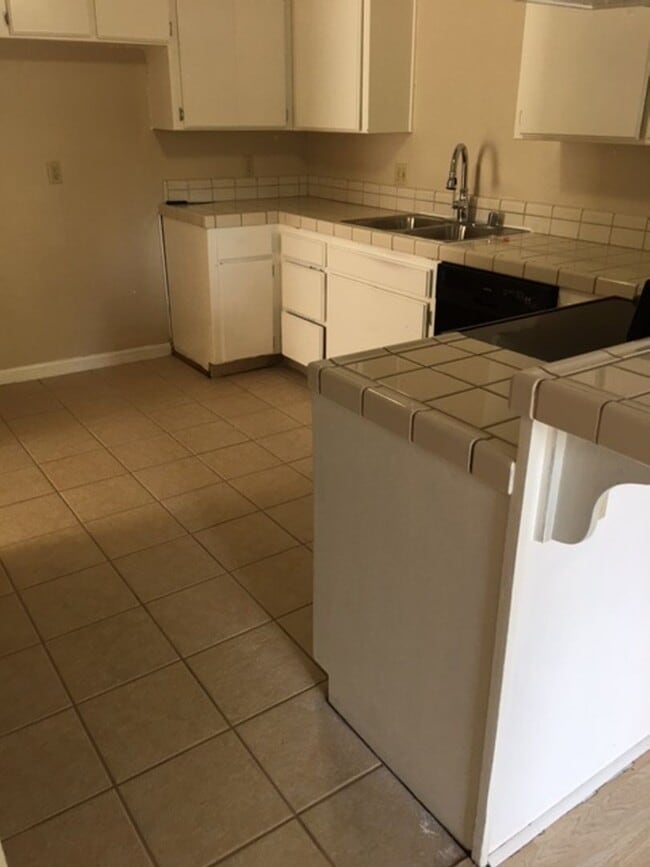 Building Photo - 3 Bedroom Townhouse in Yuba City- AVAILABLE NOW!!