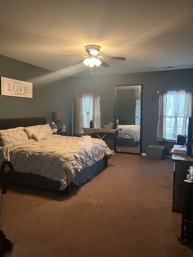 Building Photo - "Spacious 4-Bedroom Retreat with 2.5 Baths...