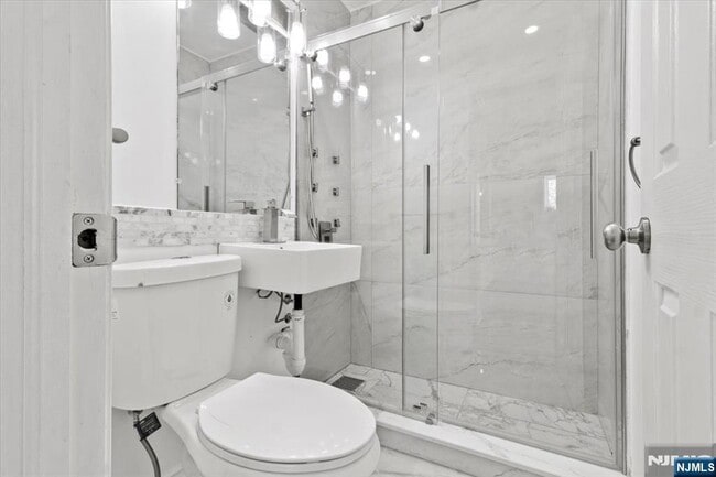 Building Photo - 17 Holsman St