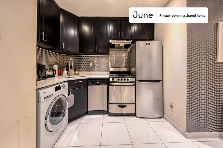 Building Photo - Private bedroom in 4 bed/2 bath Home