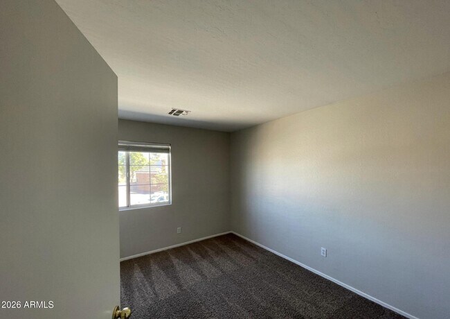 Building Photo - 10925 W Kaler Dr