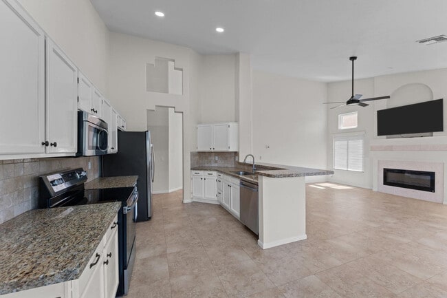 Building Photo - 4423 E Vista Val Verde Dr