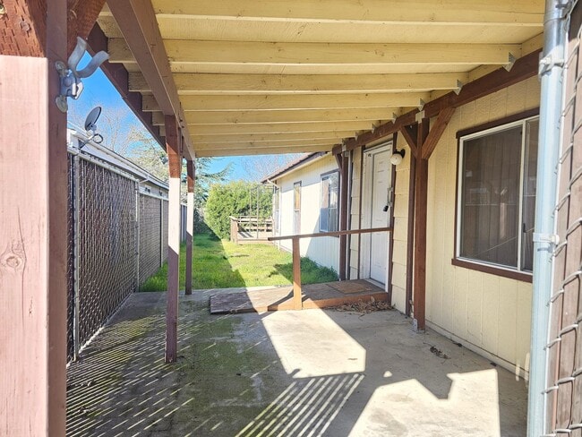 Building Photo - 13973applelane.is4lease.com