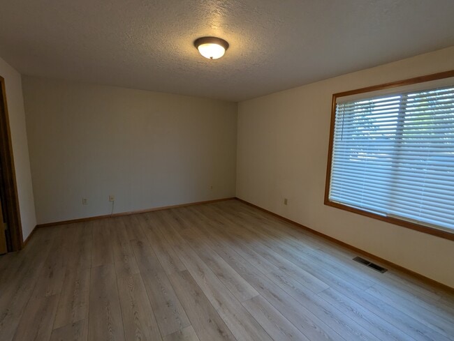 Building Photo - 1315 NE Paula Dr