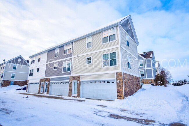 Building Photo - 2 Bedroom 2 Bath Townhome in Urbandale with attached 2 car garage!
