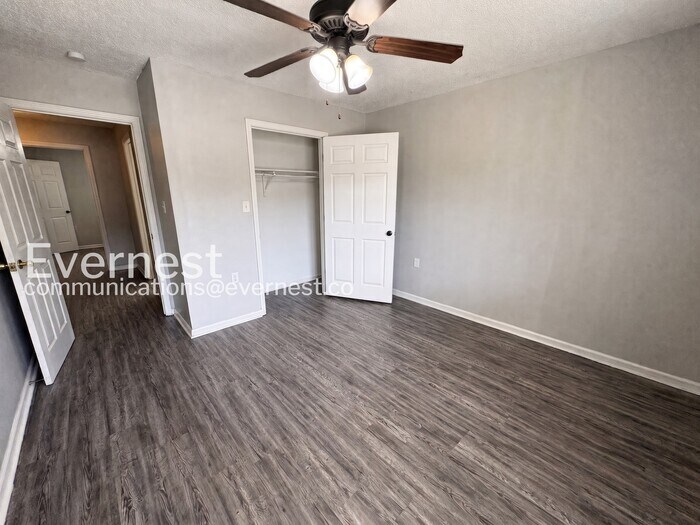 Building Photo - 1800 Labette Manor Dr