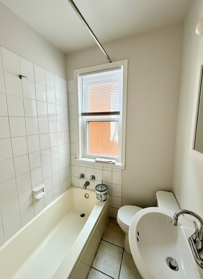 Building Photo - 1943 E Monmouth St