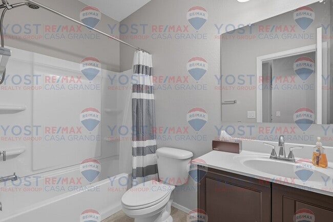 Building Photo - Bright Open Floor Plan with Low-Maintenanc...