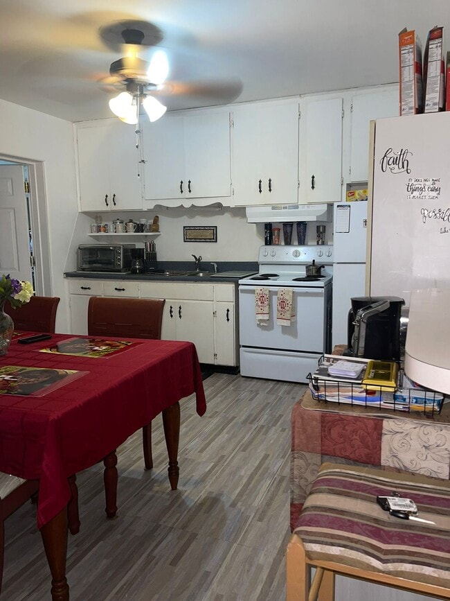 Building Photo - Great Studio home