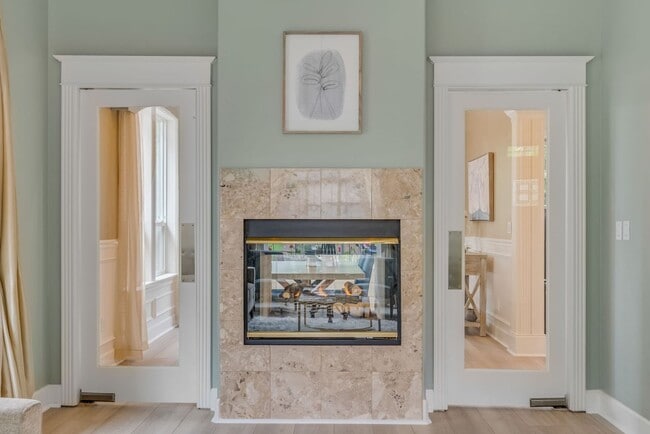 Building Photo - Stunning, spacious 4-bdrm/4-bath in Tigard. Fireplace, massive decks, next to nature