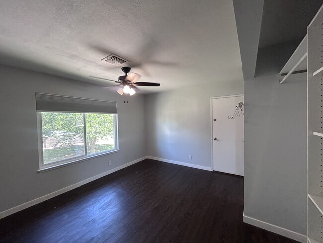 Building Photo - 6208 Meadow Brook Ln