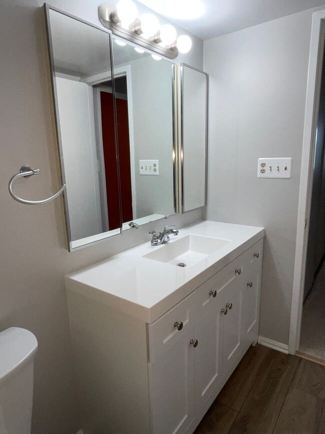 Building Photo - Large 2BR 2BA 7th floor condo facing the g...