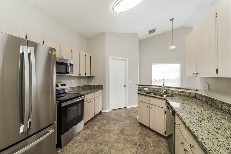 Building Photo - 10244 Rainbow Oaks Dr