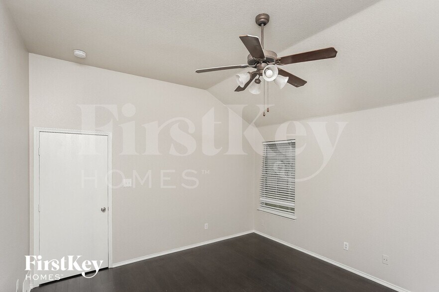 Building Photo - 1049 Castle Top Dr