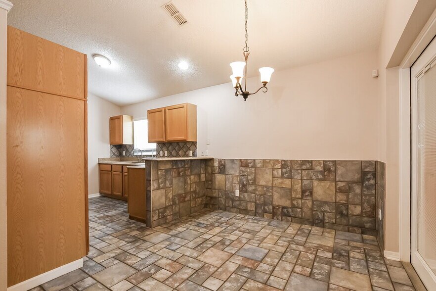 Building Photo - 1000 Country Cove Ct