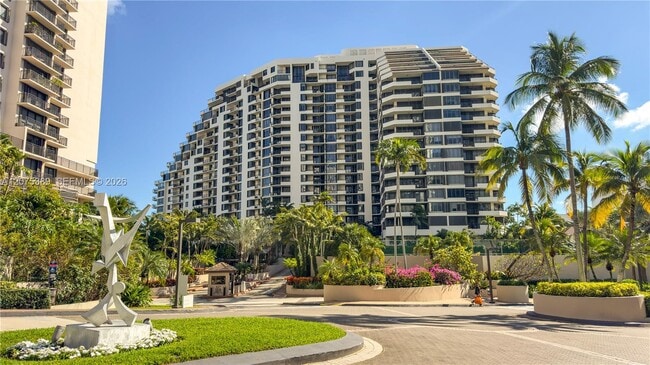 Building Photo - 520 Brickell Key Dr