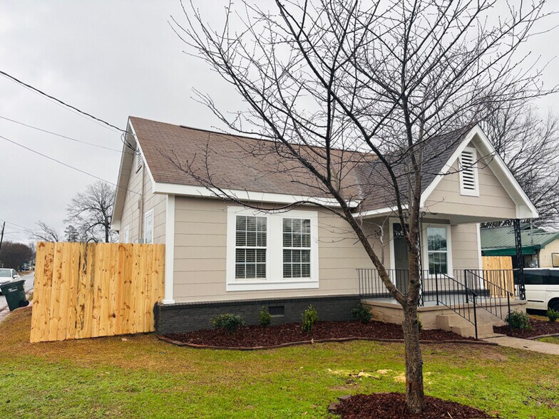 Building Photo - 703 31st Ave E