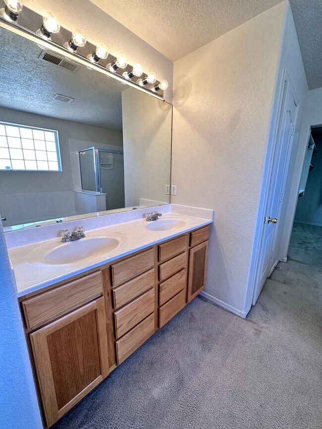 Building Photo - Stunning 3 bed, 2.5 bath, 2575 sq ft home ...